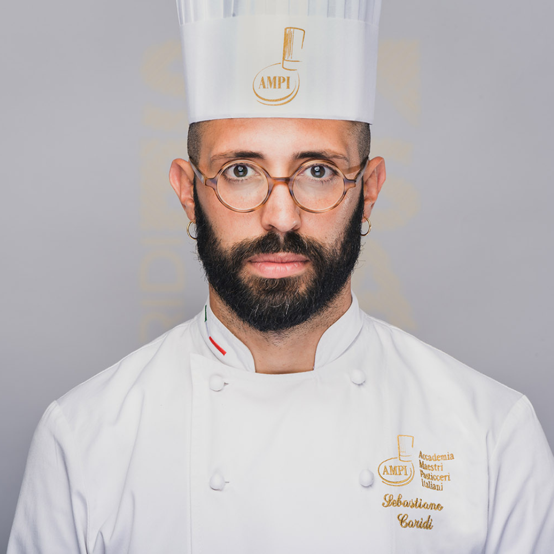 "Un cioccolato più buono per tutti" con Sebastiano CaridiUna selezione di dolci per rispondere alle esigenze di tutti i vostri clienti, in termini di intolleranze e di stili di vita, dal gusto migliore attraverso un nuovo concetto di cioccolato